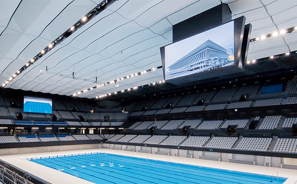 写真：東京アクアティクスセンター、メインアリーナの50m×10レーンの大型プールと客席上部に設置された大型映像表示装置。