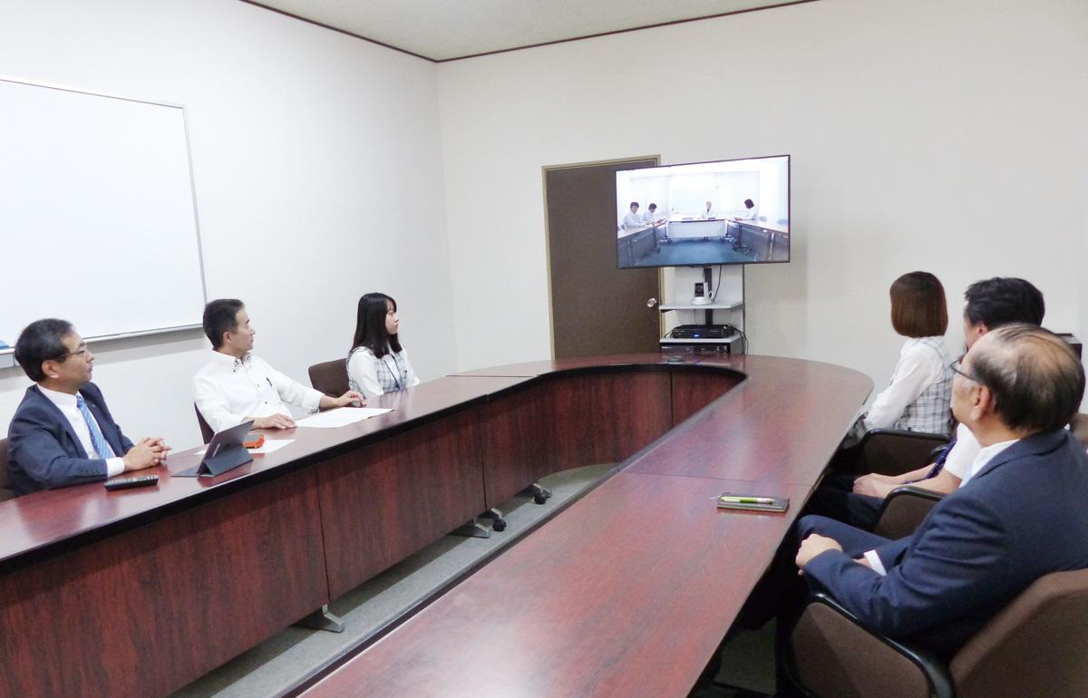 写真：大阪の本社と支店の会議室をつないだビデオ会議の様子