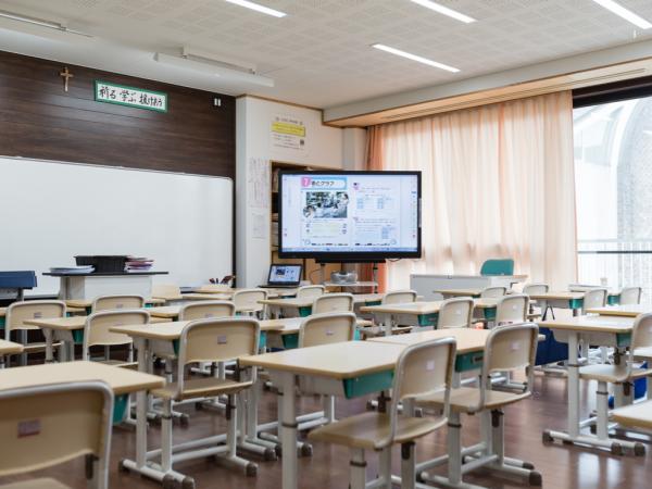 写真：各教室には電子黒板が導入されている