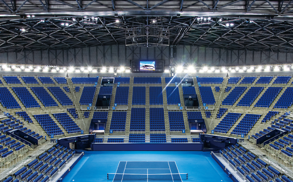 写真：“日本テニスのメッカ”と呼ばれ、国際大会など数々の大規模テニストーナメントが行われてきた有明コロシアム内のテニスコートと観客席。